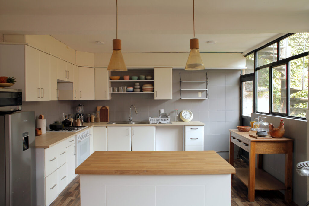 Kitchenwith warm, modern decor